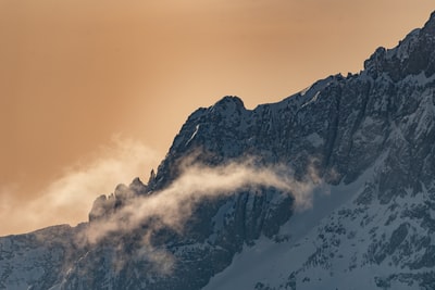 雪覆盖了白天
